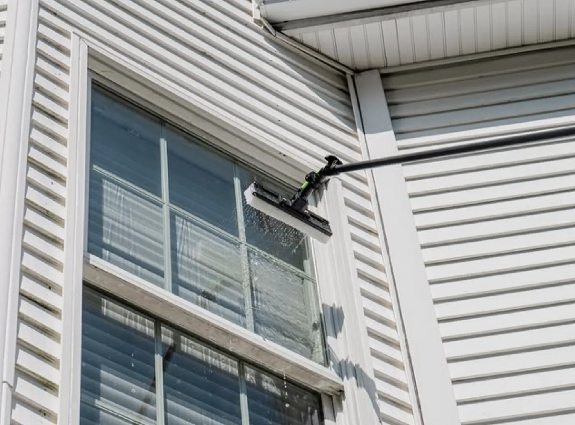 Gems Vidhi | Why do window cleaners not use soap? Streak free window cleaning